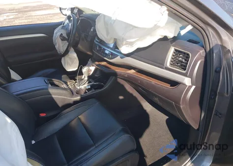 2018 Toyota Highlander Xle z USA, uszkodzony, nr VIN 5TDJZRFH1JS555498